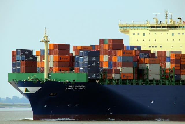 Un barco de mercancías con contenedores apilados