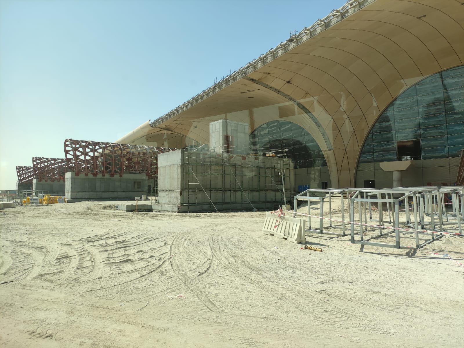 Terminal 2 aeropuerto en construcción con arena del desierto