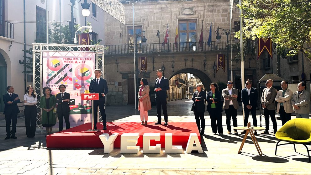 Personas sobre una tarima en acto institucional de presentación de la 62ª edición de la Feria del Mueble de Yecla (Murcia) 2024