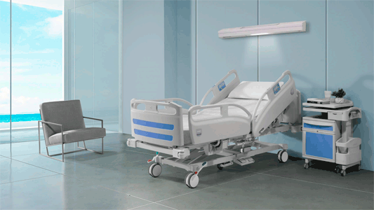 Una habitación de hospital con una camilla, una silla y una puerta que da a una terraza