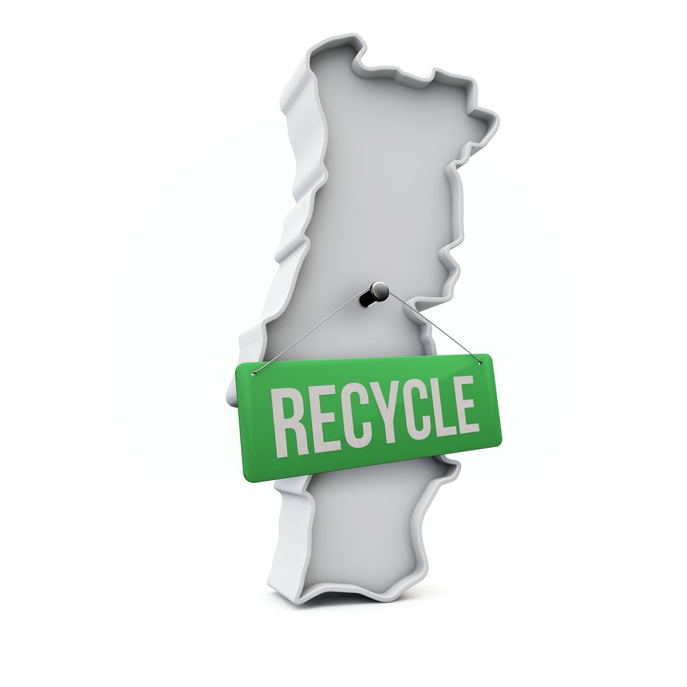 Mapa de Portugal en blanco con una chincheta que sujeta un cartel verde donde pone Recycle