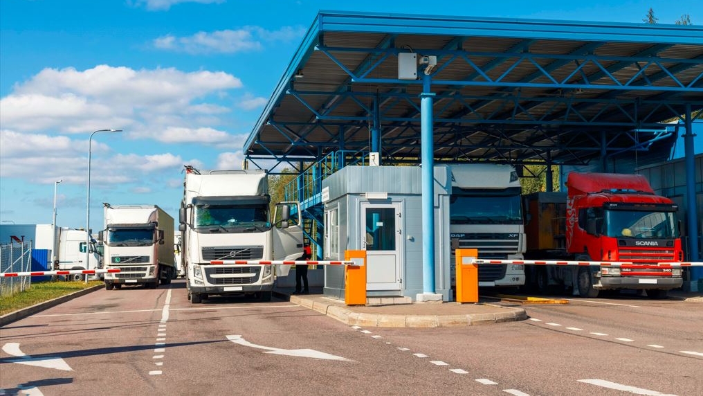 Varios camiones pasan por aduanas para transportar sus mercancías a otro país