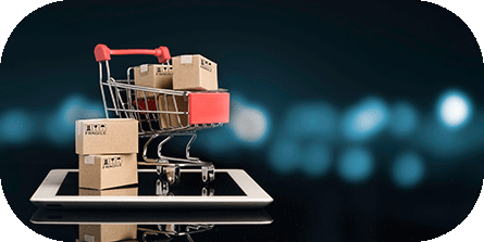 Carrito de la compra con cajas sobre una tablet