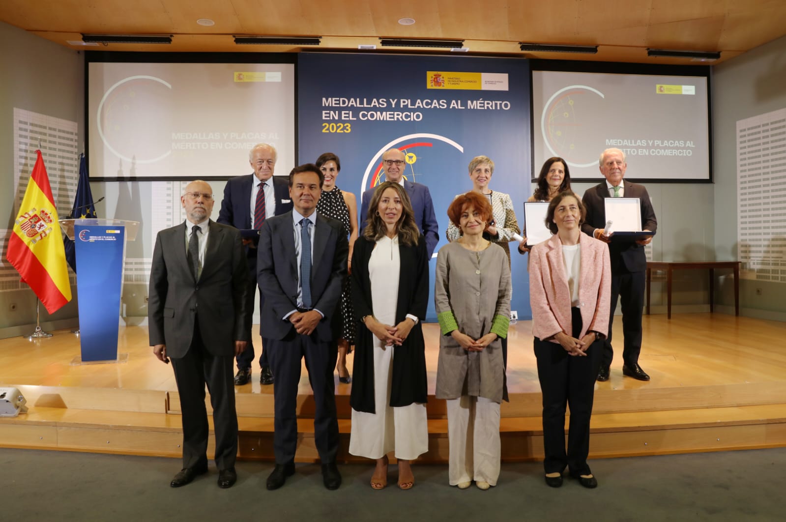 Grupo de condecorados Mérito Comercio Mujer 2023