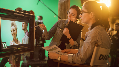 Directora de cine revisando escenas