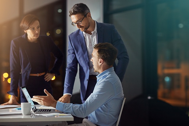 Equipo de marketing digital de hombres y mujeres juntos por innovación