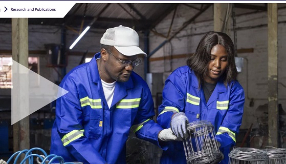 trabajador y trabajadora desarrollando su labor en un taller