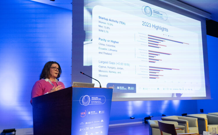 Mujer exponiendo ante Monitor Global del Emprendimiento