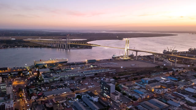 Panorámica de la bahía de Maputo con el puente dorado al anochecer
