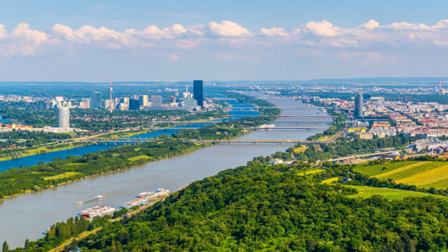 Panorámica del río Danubio atravesando la ciudad de Belgrado con ambas márgenes a los lados