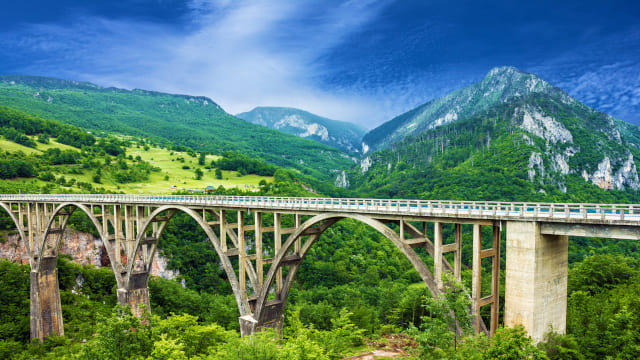 Puente sobre fondo de montañas verdes