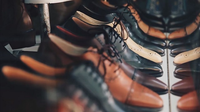 zapatos modelo Oxford colocado en hilera de colores marrón y negro