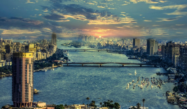 Vista panorámica de El Nilo con la ciudad a ambos lados