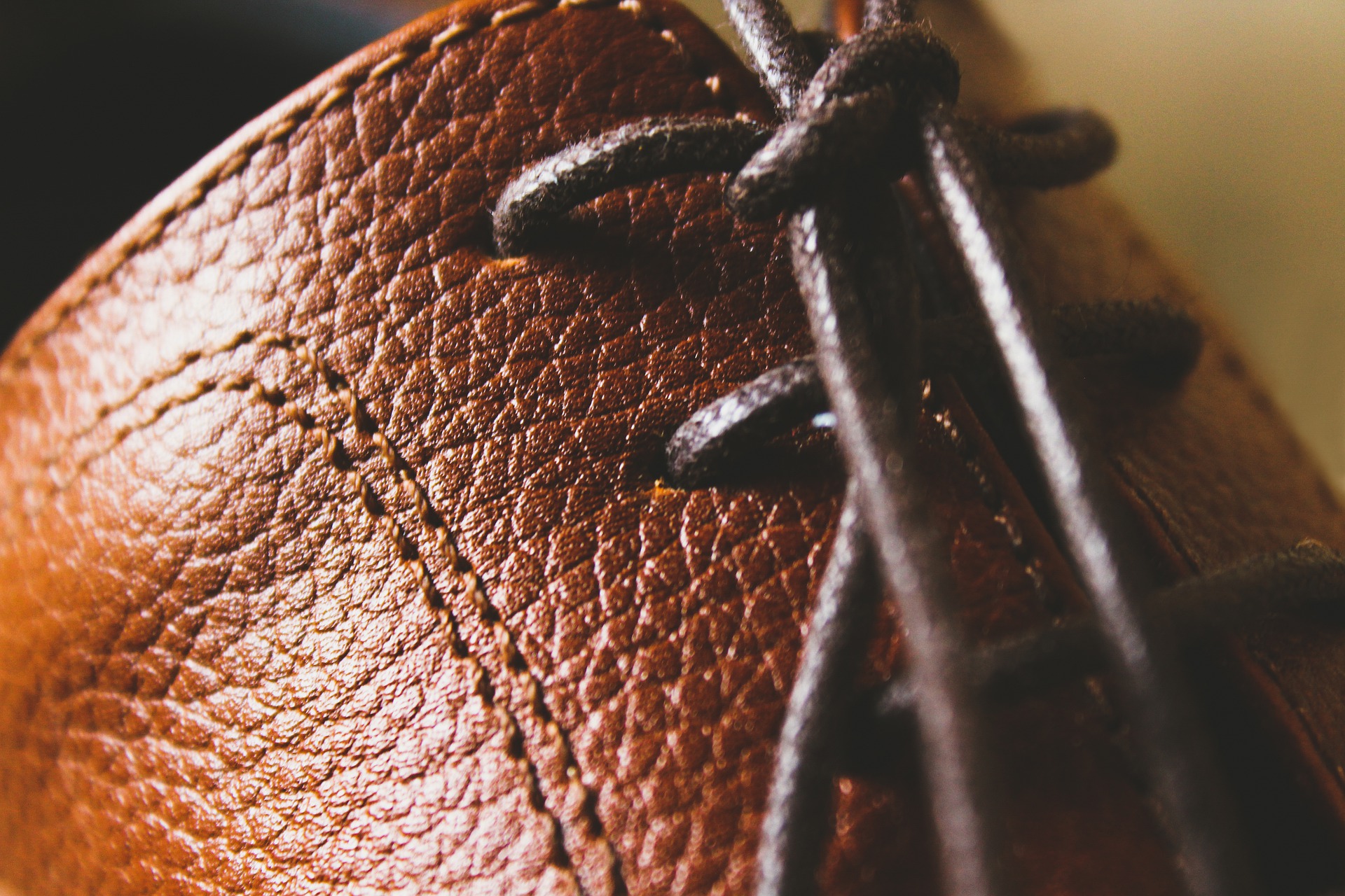 detalle solapa zapatos cuero marrón con cordones