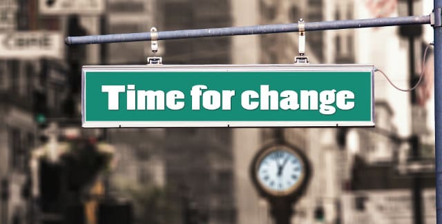 Cartel verde con la leyenda "Tiempo de cambio" en inglés