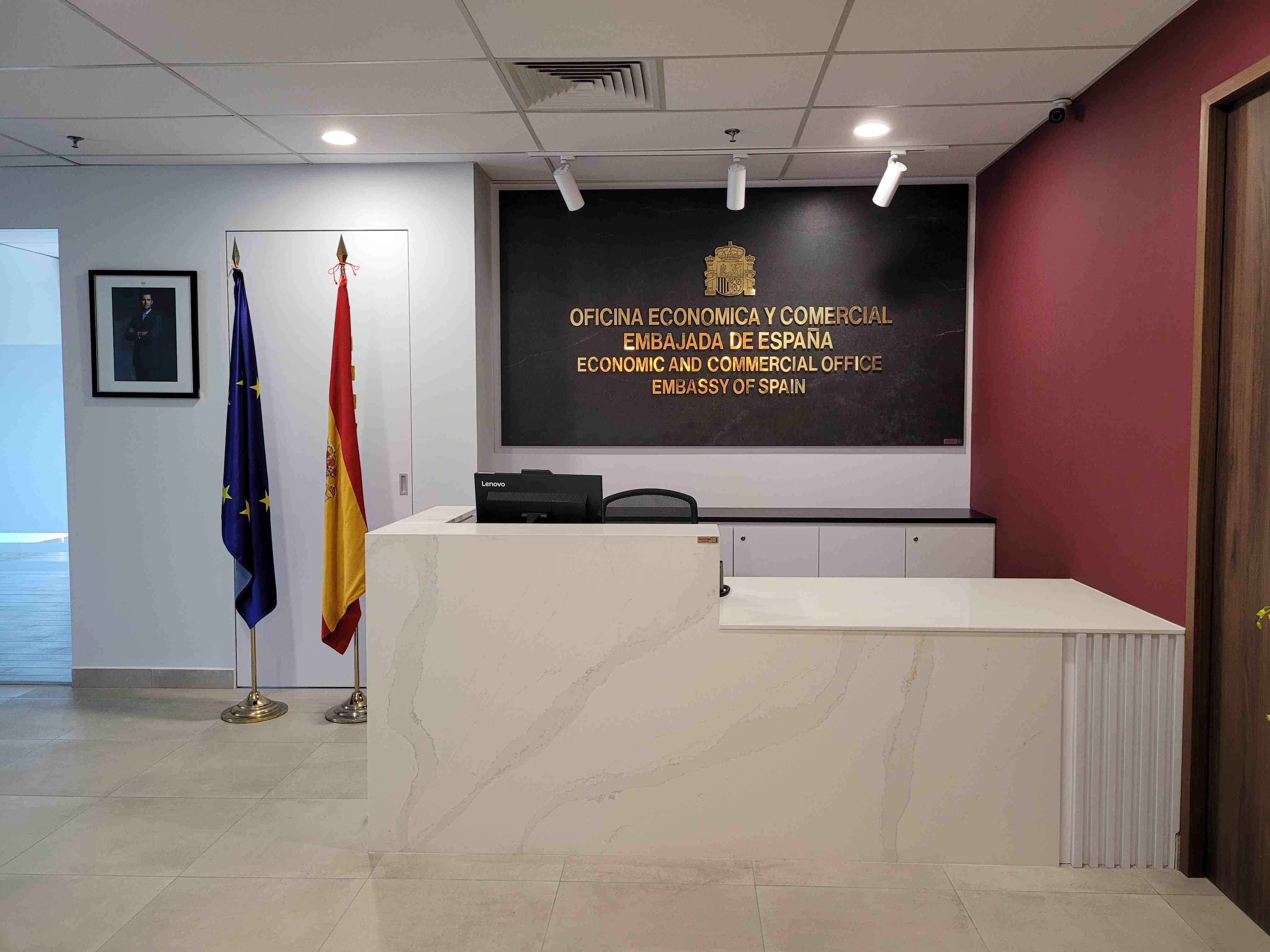 Entrada de la nueva sede del Centro de Negocios de ICEX en Kuala Lumpur con una recepción de mármol y dos banderas