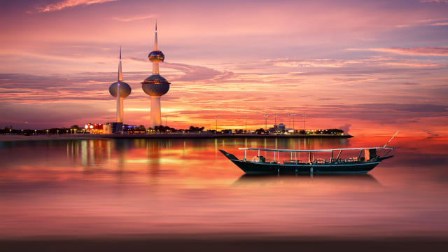 Atardecer de la bahía de Kuwait con una barca en primer plano