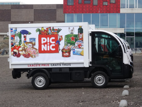 Un camión de la empresa Picnic estacionado en la calle