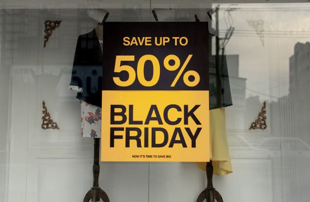 Escaparate con un cartel anunciando un descuento por el `Black Friday'