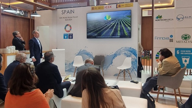 Varias personas miran una pantalla en el Pabellón España que ICEX ha organizado en el Foro Mundial de Agua en Bali (Indonesia)