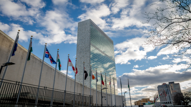 Sede de Naciones Unidas en Nueva York con banderas ondeando en la entrada