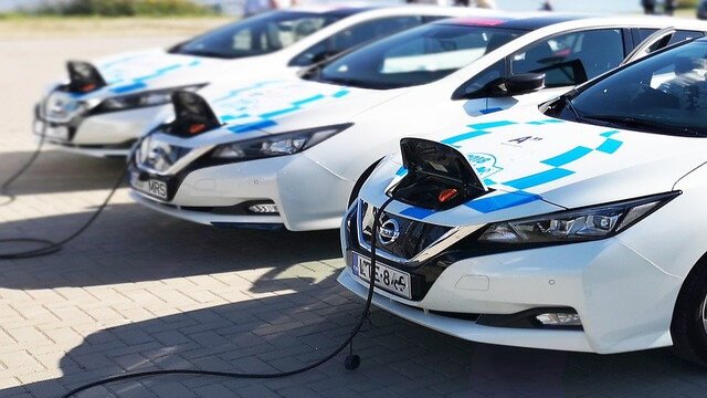 varios coches eléctricos cargándose