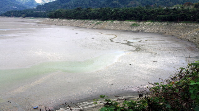 Embalse seco sin agua