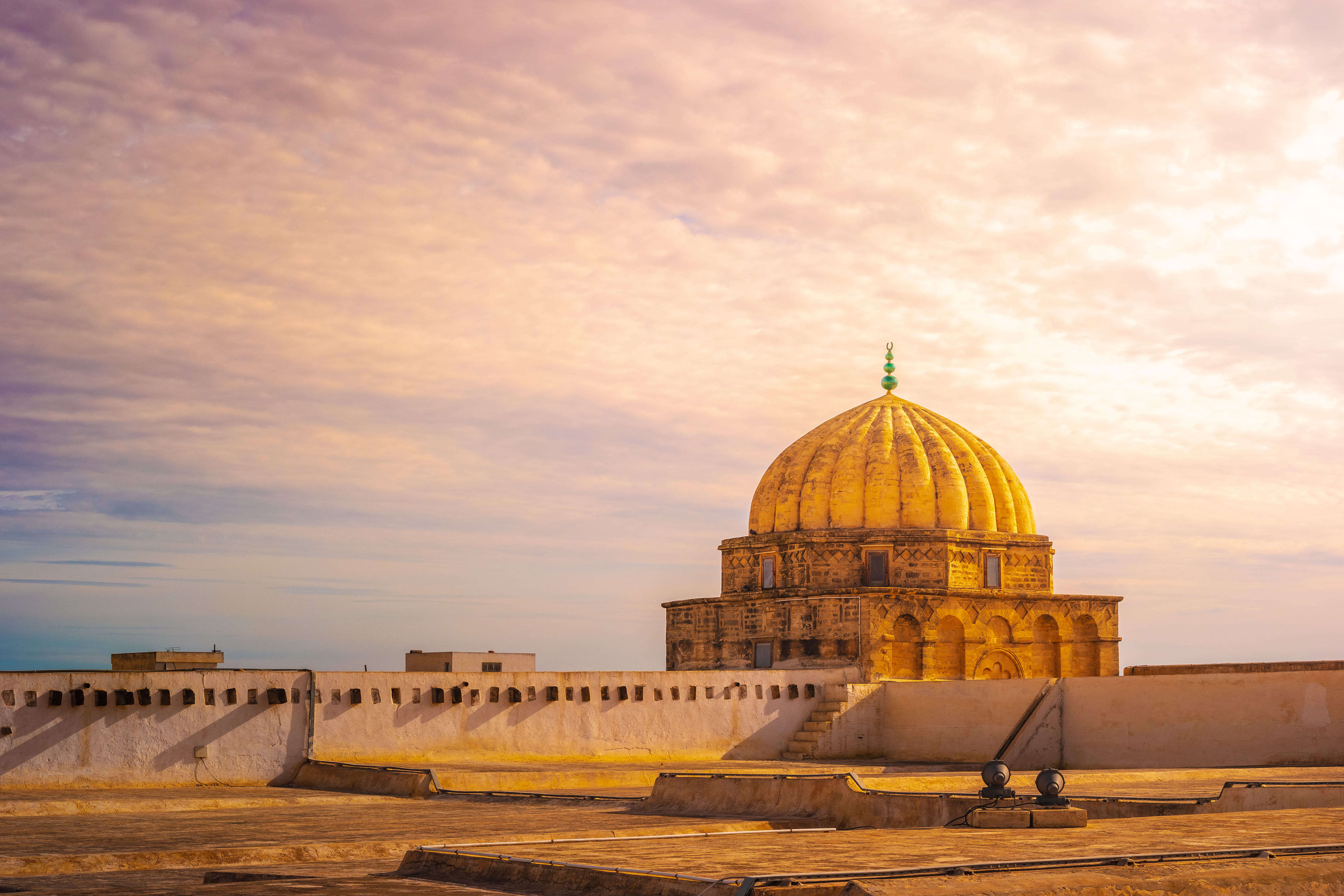 Vista de la impresionante Gran Mezquita de Kairouan en Túnez en un atardecer rojizo