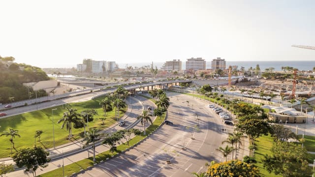 Vista aérea del parque verde de la ciudad de Luanda