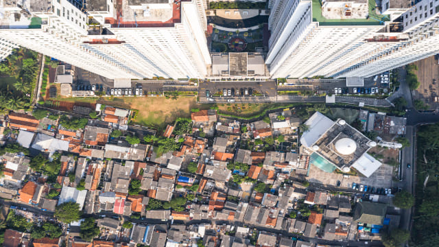 plano cenital de un área metropolitana en Indonesia en la frontera entre los edificios altos con viviendas bajas