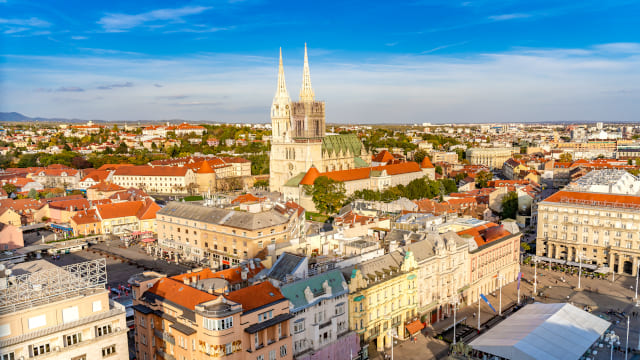 Vista aérea desde arriba de la Plaza Ban Jelacic de Zagreb al atardecer