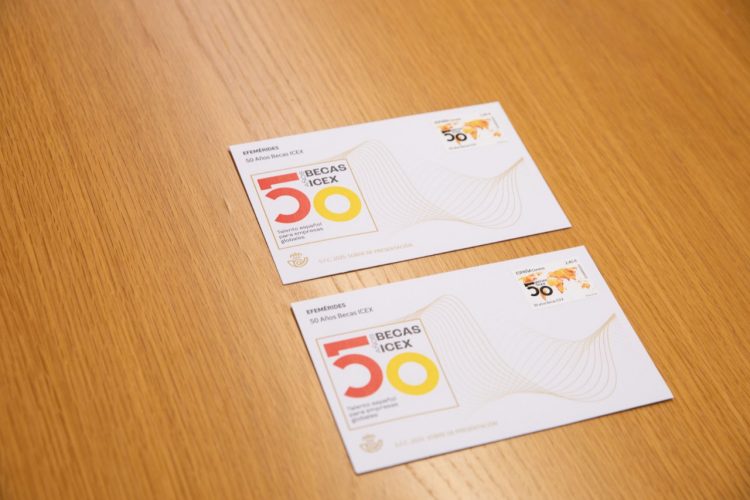 dos postales con sellos del 50 aniversario Becas ICEX
