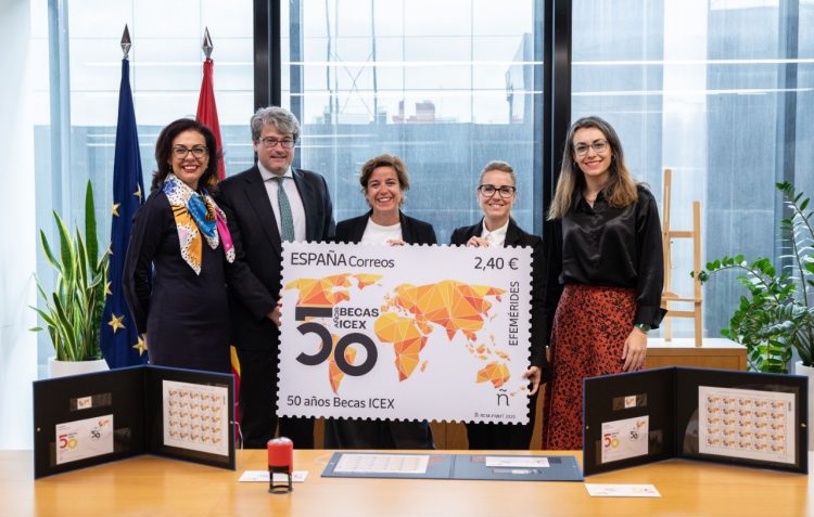 cinco personas sujetando un sello grande del 50º aniversario de las Becas ICEX