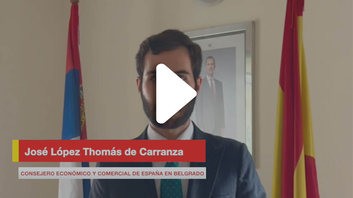 Primer plano de un hombre con barba con traje azul y corbata