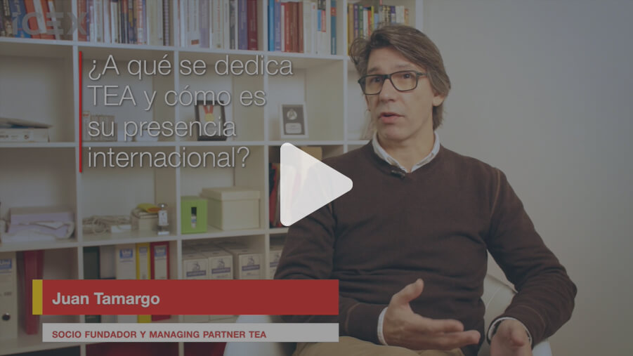 Hombre con gafas sentado delalnte de una librería