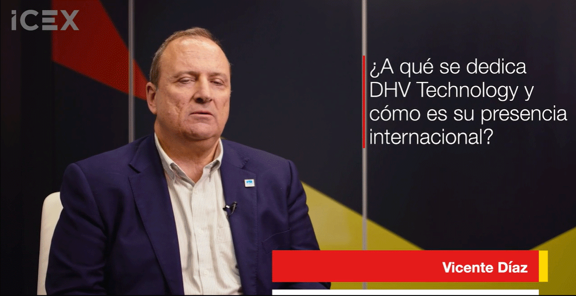 persona con chaqueta azul de DHV Technology