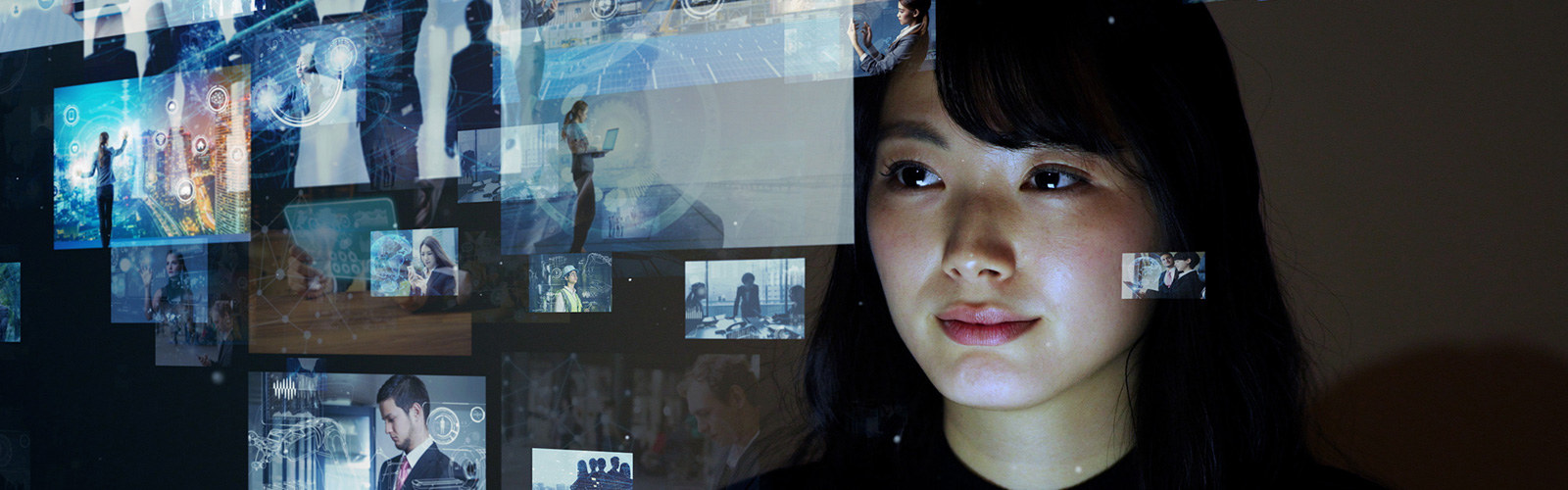 Una mujer asiática observa varios hologramas en los que salen imágenes de varias películas