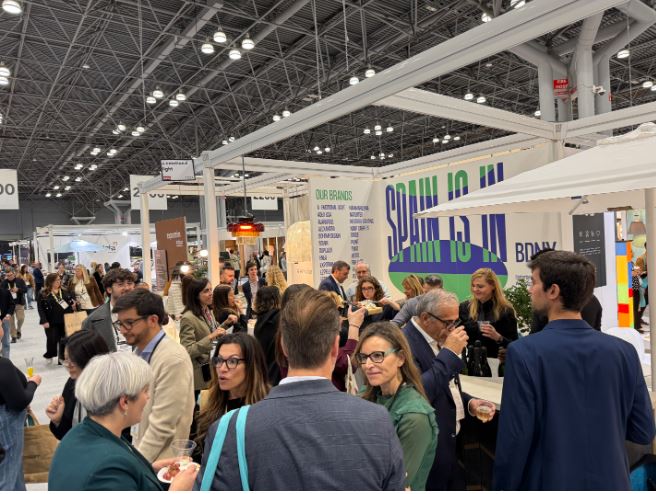 Varias personas están hablando entre sí en el pasillo que está justo en frente al Pabellón España, dentro de Boutique Design Nueva York