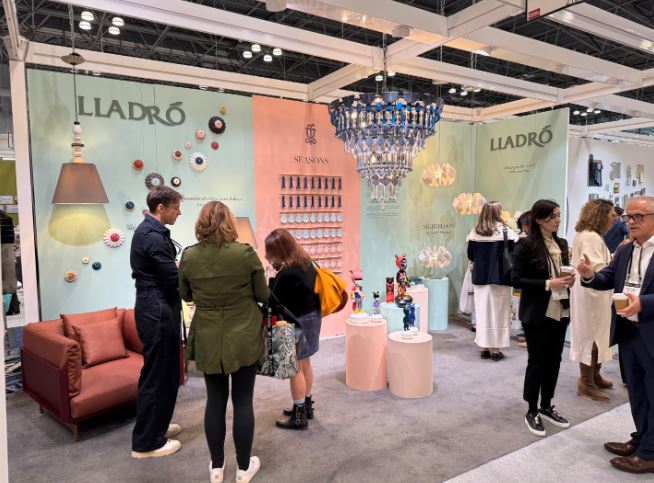 Varias personas observan las propuestas de diseño y solicitan información en el stand de Lladró, en el Pabellón España de Boutique Design.
