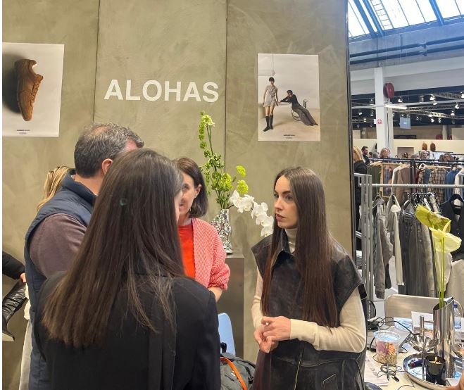 Varias mujeres exponen una colección de ropa en el stand de Alohas, en el Pabellón España de CIFF II