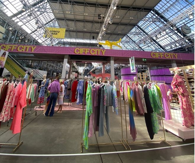 Varias prendas de ropa están expuestas en el stand CIFF City, dentro del Pabellón España de CIFF