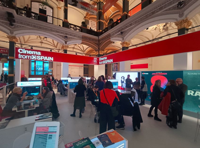 Varias personas visitan los stands con las diferentes producciones españolas expuestas en el Pabellón Cinema from Spain
