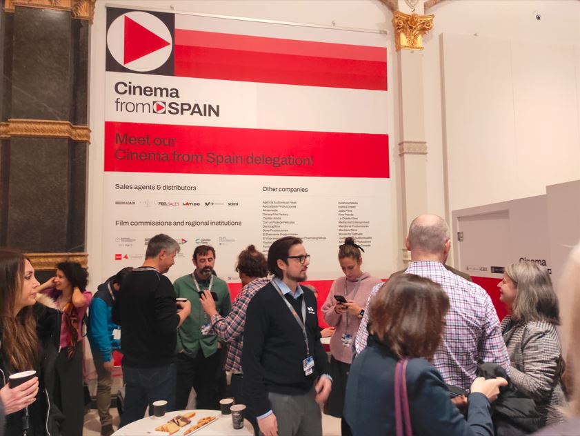 Un grupo de personas conversa dentro de un cóctel de networking organizado en el Pabellón Cinema from Spain.