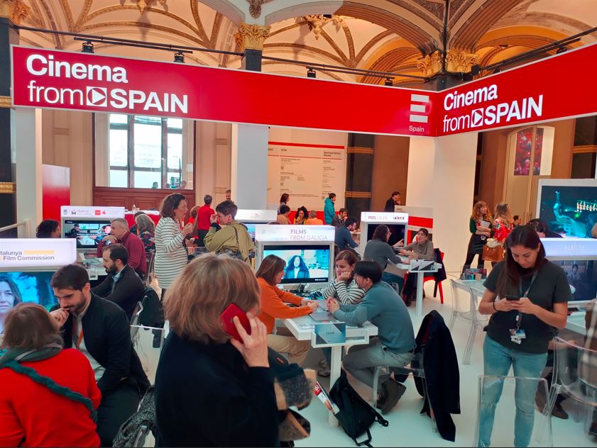 Varias personas se reúnen en las diferentes salas de reuniones que hay dentro del Pabellón Cinema from Spain.