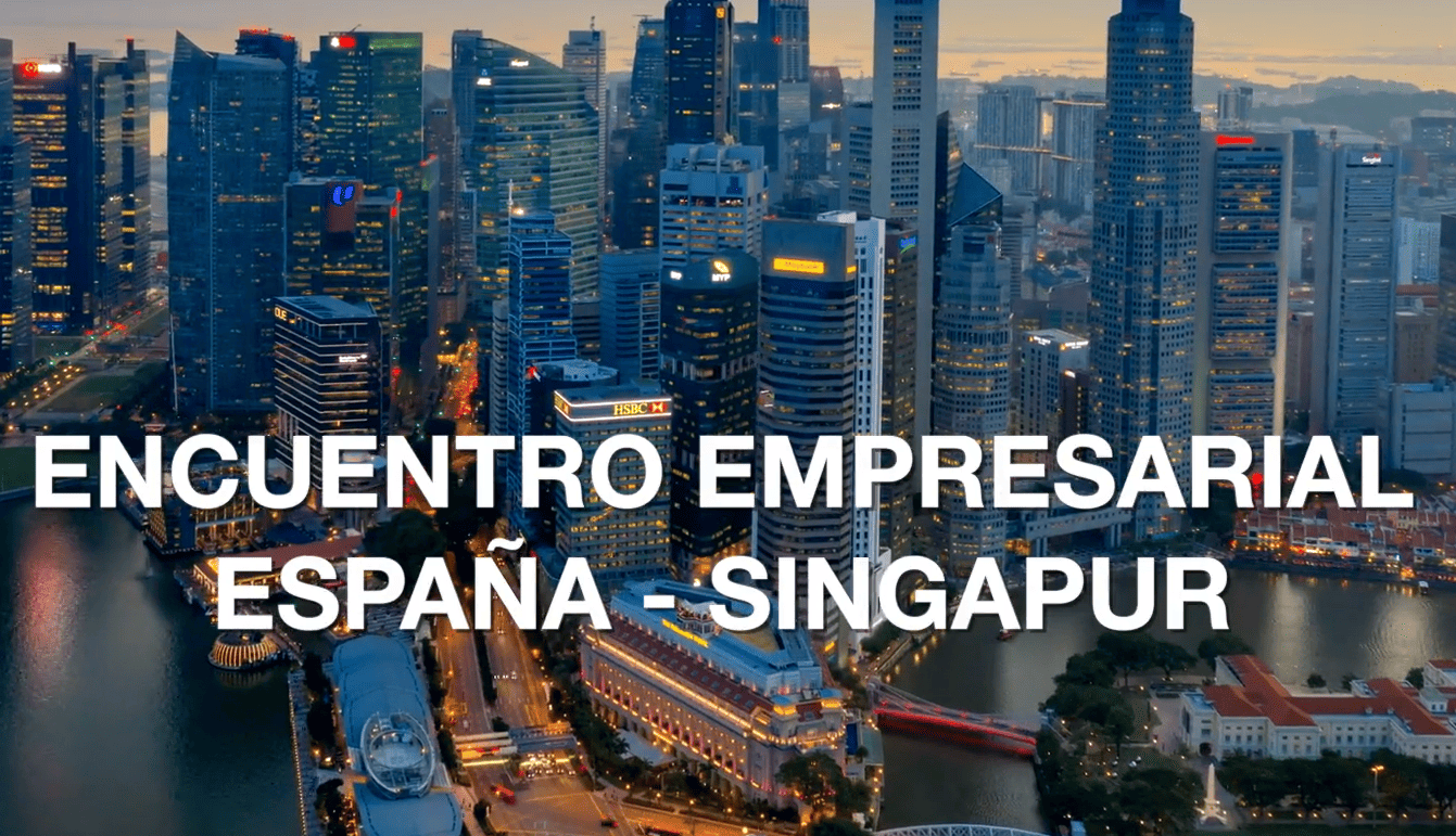 ciudad con rascacielos de noche y letras blancas Encuentro Empresarial España - Singapur