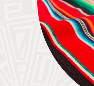 A la derecha una alfombra de color negro, rojo, blanco y verde; a la izquierda un fondo gris con formas blancas.