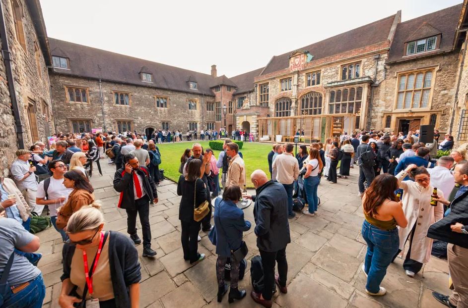 Cientos de visitantes se reúnen en el patio con jardín del museo de la Orden de San Juan. 
