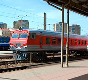 Un tren parado en la estación de Letonia o Lituania