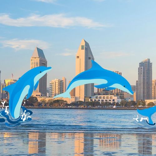 Tres delfines azules de dibujos animados saltan sobre una imagen real en la que sale el mar, y detrás de él, los principales edificios de la ciudad de San Diego.