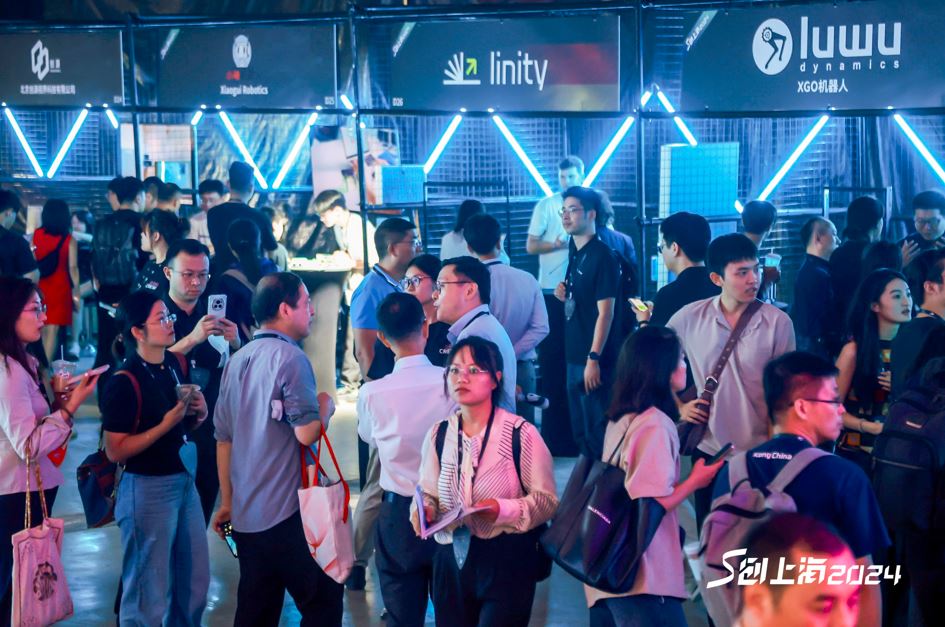 Muchos visitantes, mayoritariamente chinos, se congregan para visitar los distintos stands de startups y corporates en un pasillo de S-Tron.